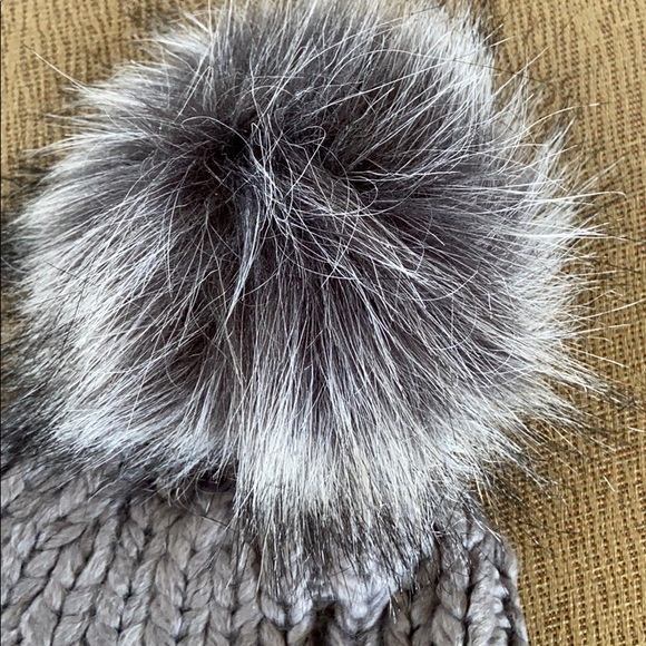 NEW Women’s SKEA knit hat grey with silver fur pom - Picture 2 of 5
